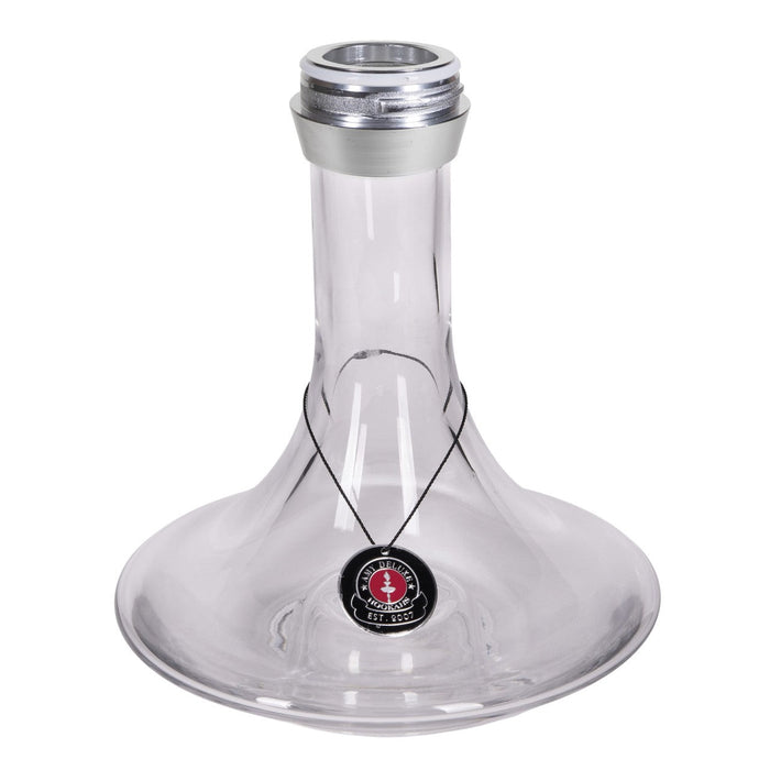 Losse heldere glazen vaas van de Amy Deluxe 069.01 met een metalen hals met schroefdraad en een rood Amy-medaillon aan een koord.