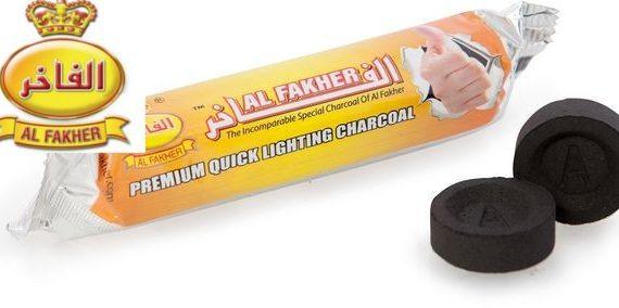 Oranje rol Al Fakher snelaanmaakkolen van 33 millimeter met twee losse ronde kooltjes ernaast, het type dat je met een aansteker aansteekt.