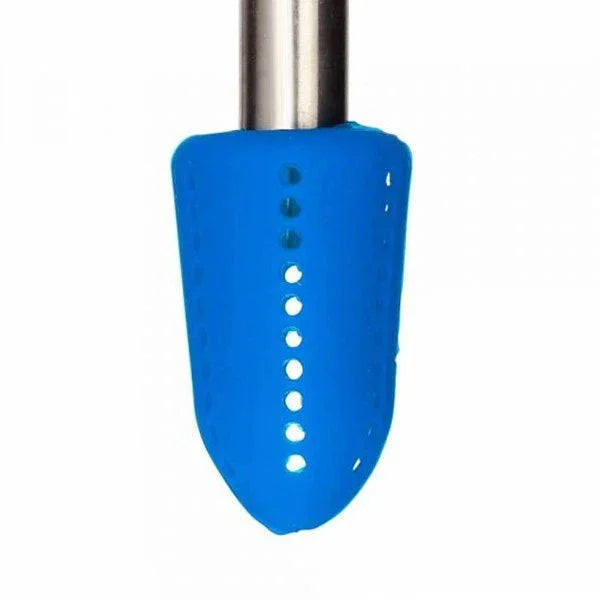Blauwe siliconen Amy Deluxe diffuser met rijen kleine gaatjes, over het uiteinde van een roestvrij stalen dompelbuis geschoven.