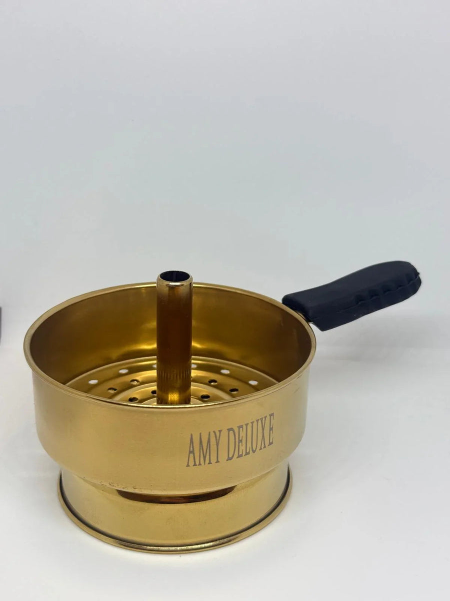 Amy Deluxe Hotscreen Goud op een shisha tabakskop, metalen warmteverdeler in goudkleur voor shisha, vooraanzicht