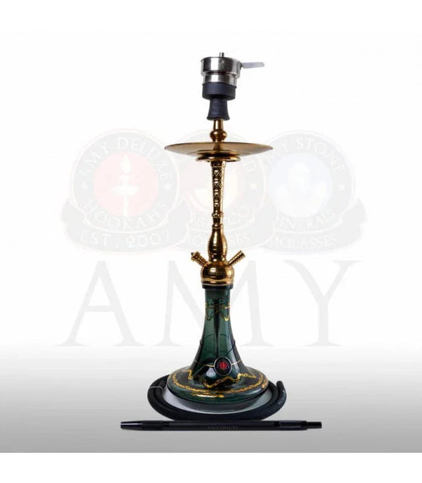 Zwarte Amy Deluxe Jamilah shisha met aluminium mondstuk en tabakskop in close-up