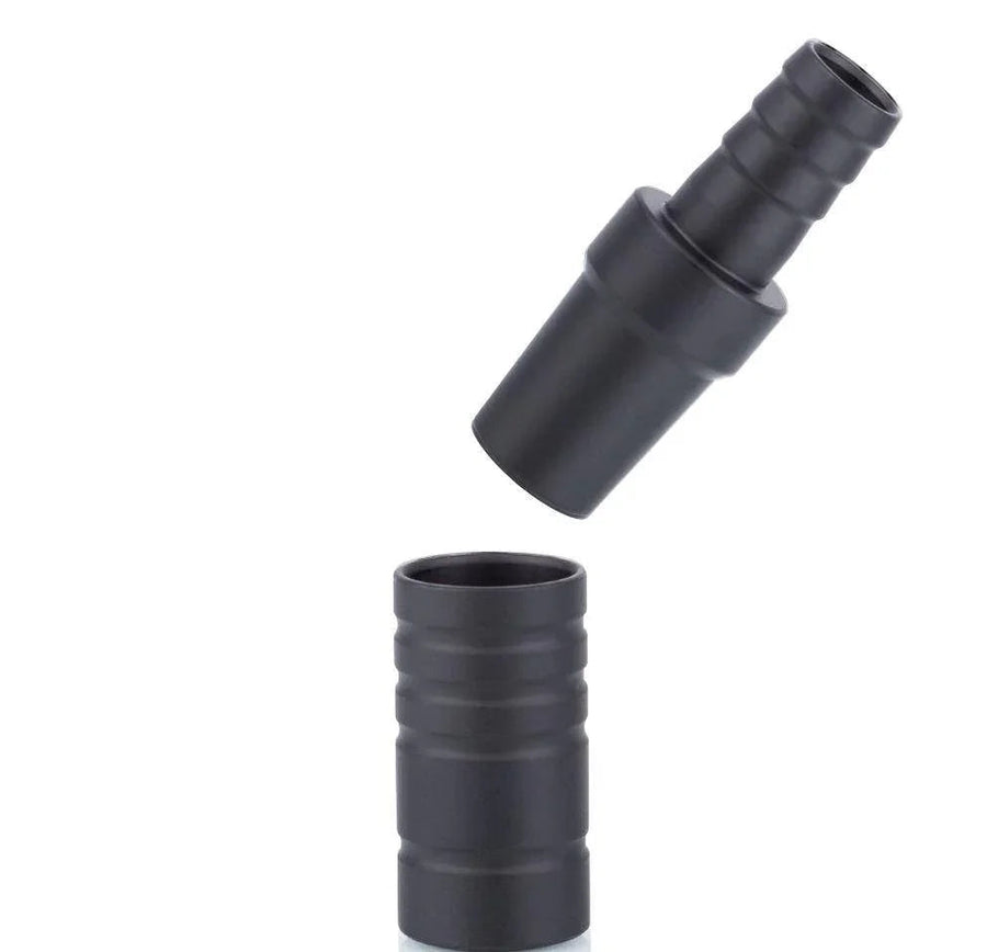 Zwarte aluminium slangadapter voor een Amy met plugsysteem, in twee delen: het tussenstuk en de aansluiting met ribbels voor de slang.
