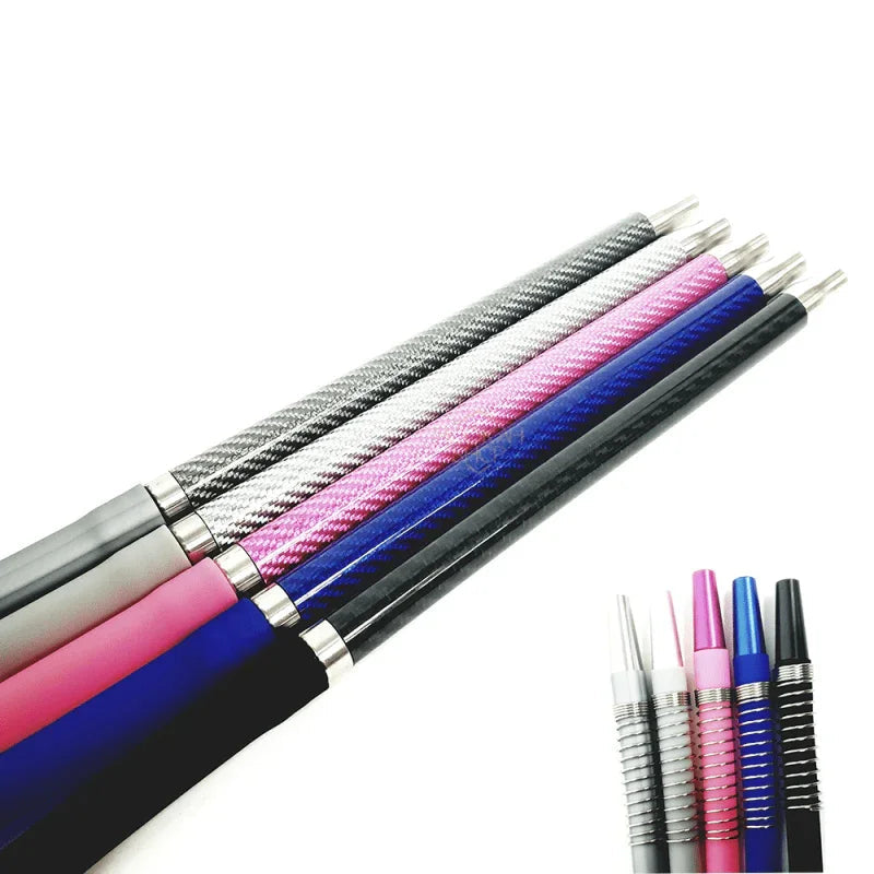 Zilverkleurig carbon waterpijp mondstuk naast shisha met slang