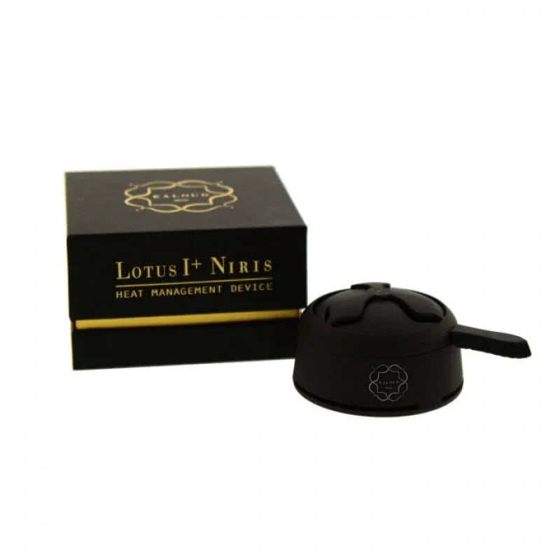 Kaloud Lotus 1+ Niris zwart heat management device op een shisha tabakskop