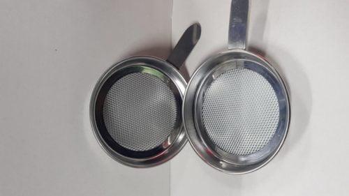 Kolen netje op waterpijp tabakskop met vierkante shisha kolen erop