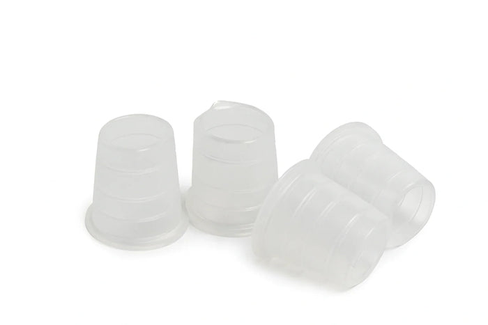 Tabakskoppen van klei en silicone naast elkaar, met zichtbaar verschil in gatenpatroon.